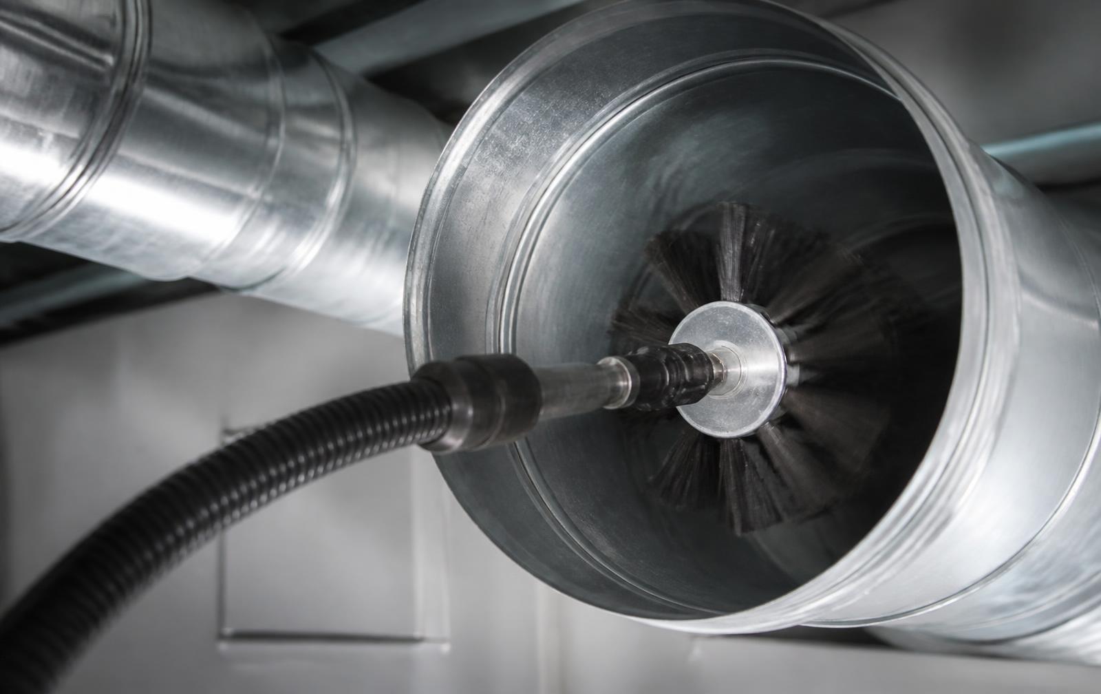 Reinigingsbrush in een ronde metalen ventilatiekanaal
