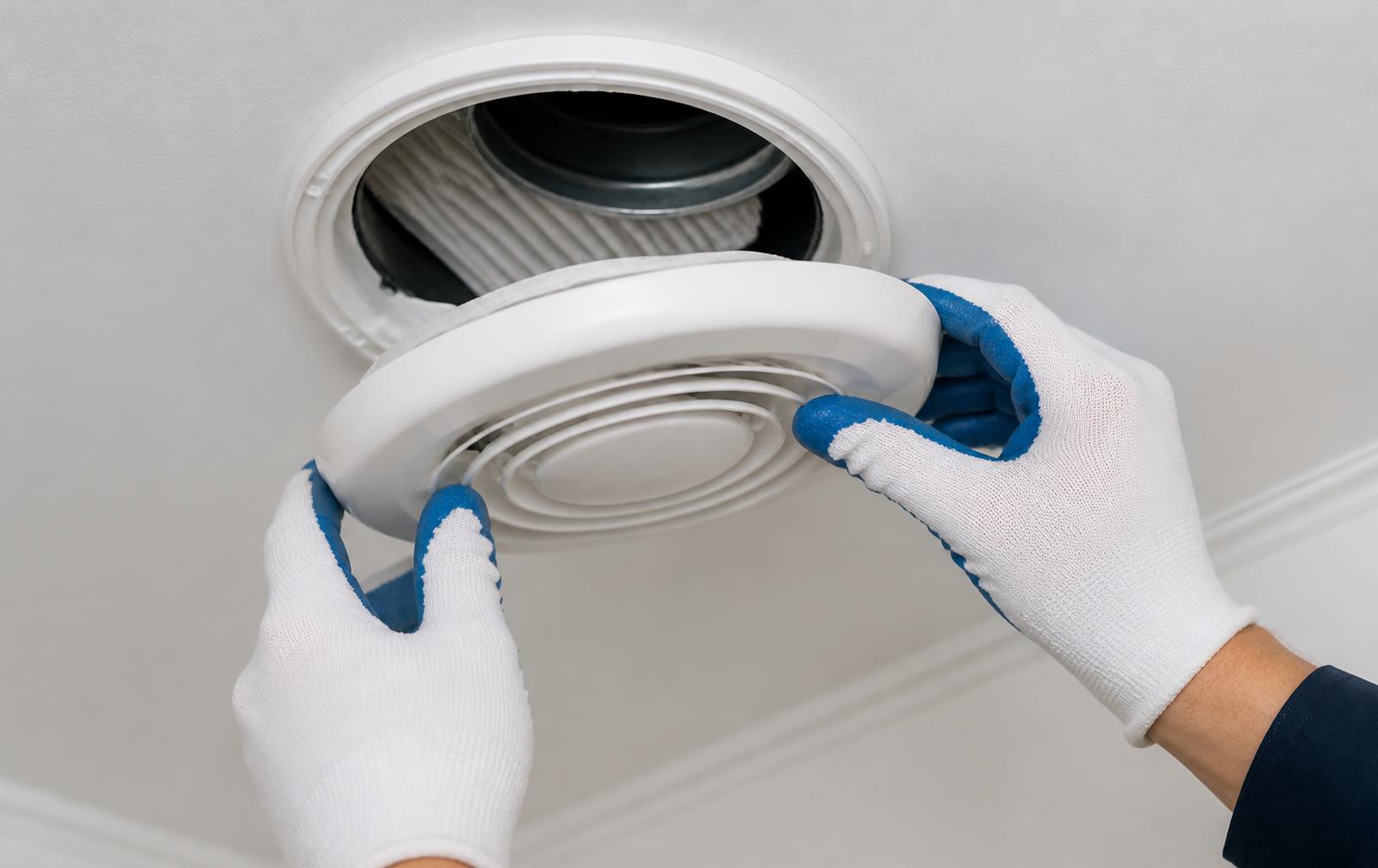 Ventilatieventiel wordt losgenomen voor reiniging en filtervervanging