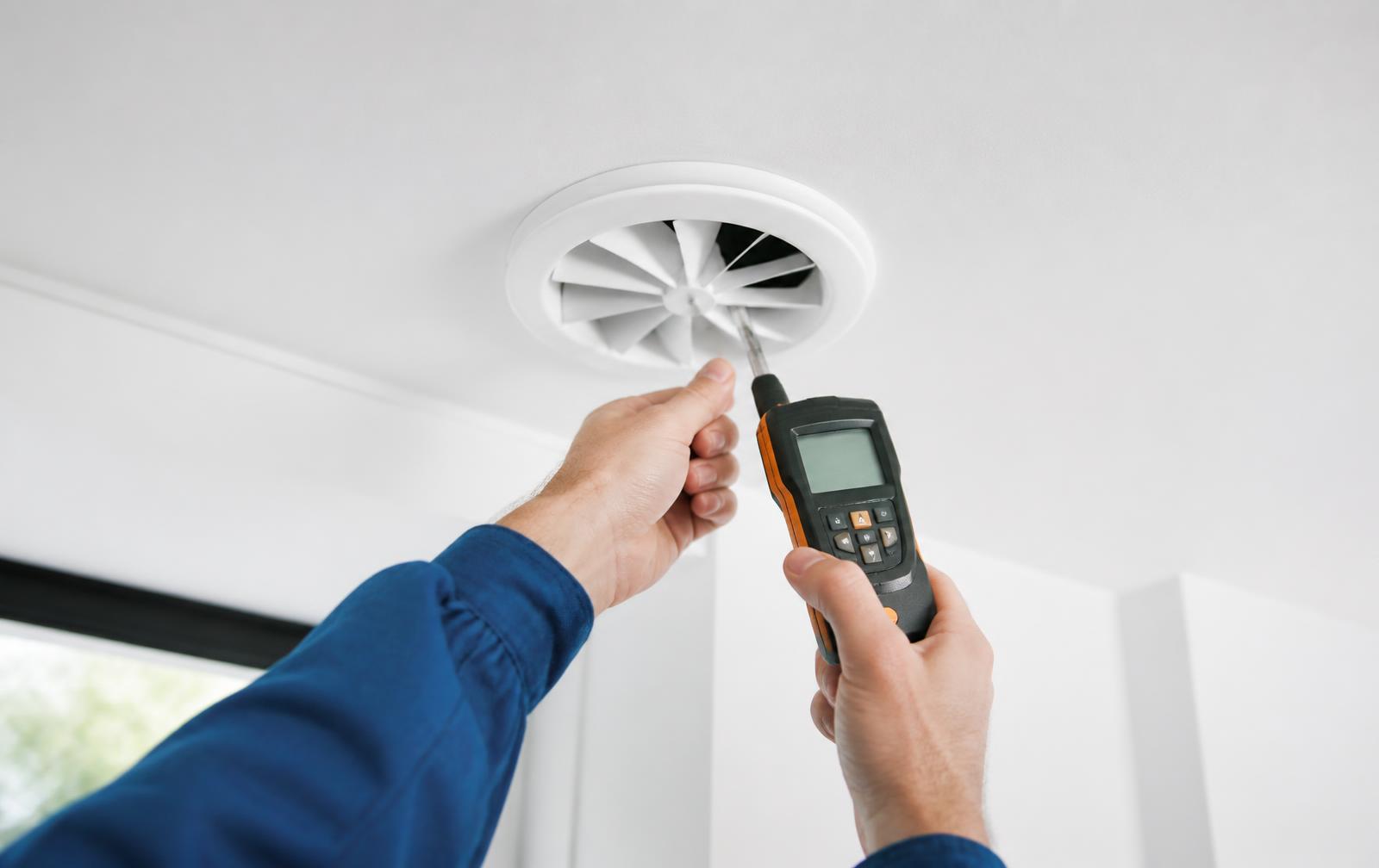 Meting van de luchtstroom bij een ventilatieventiel tijdens een technische inspectie