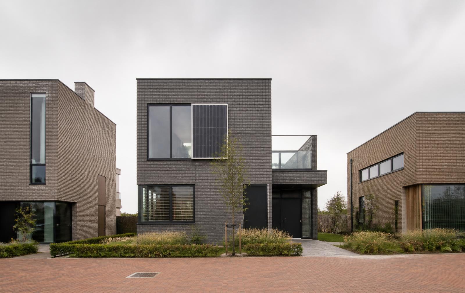 Moderne Nederlandse woningen in een rustige nieuwe wijk